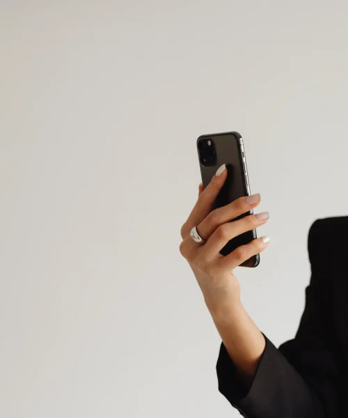 1_close-up-of-a-smartphone-in-a-womans-hand-30078